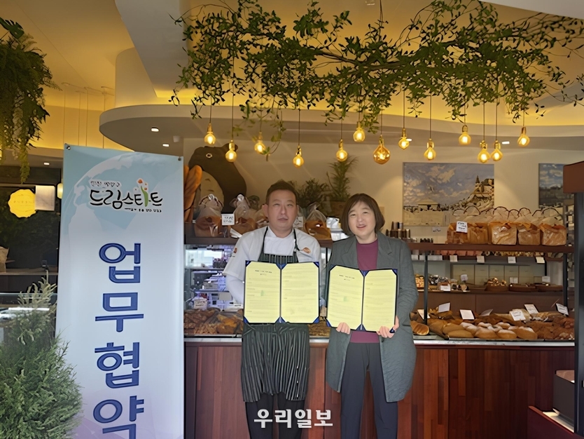 김전중 토모루과자점 대표와 구 관계자가 후원업무협약을 체결하고 기념촬영을 하고 있다. ⓒ 계양구 제공 