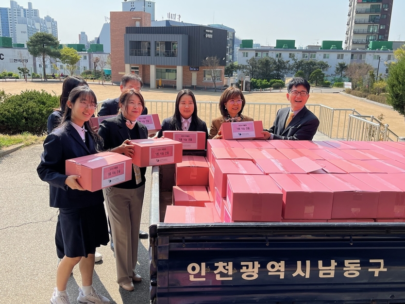 숭덕여고가 ‘기쁨나눔상자’ 115박스를 기탁받고 기념촬영을 하고 있다. ⓒ 숭덕여고 제공