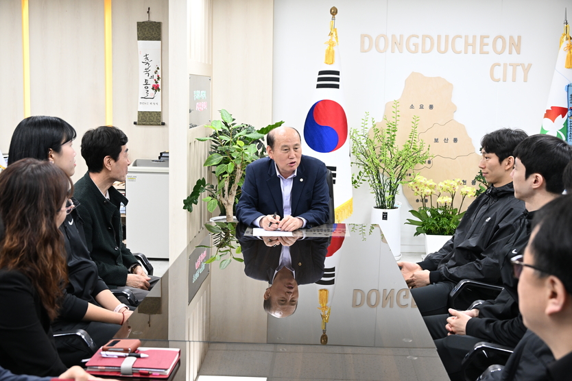 박형덕 시장 국제스케이트장 유치 간담회를 가지고 있다. ⓒ 동두천시 제공