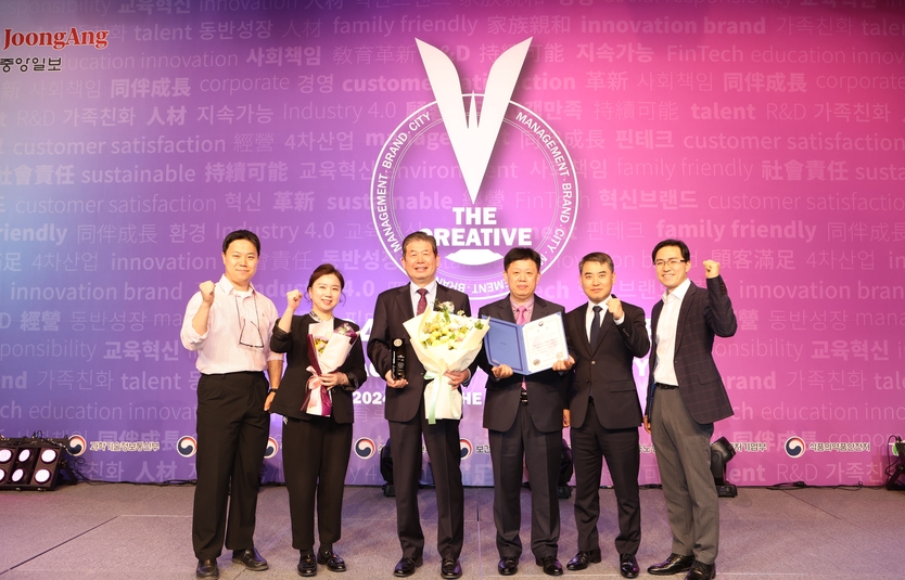 혁신경영 우수상 시상 후 최계운 이사장과 직원들이기념 촬영을 하고 있다. ⓒ 인천환경공단 제공
