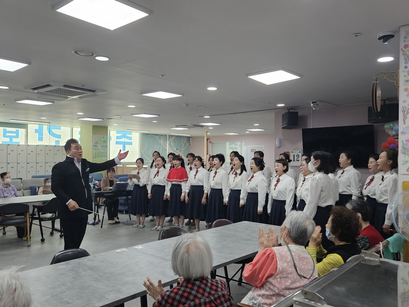 계양구가 美 주야간보호센터에서 첫 음악회를 개최하고 있다. ⓒ 계양구 제공