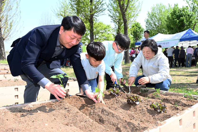 차준택 부평구청장, 홍순옥 구의회의장 이 도시 텃밭 행사 참여한 아이들과 식재를 하고 있다. ⓒ 부평구제공