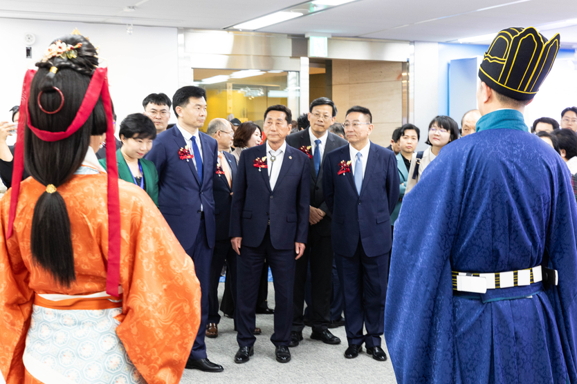 산둥"핸드메이드" 한국 인천관 개관행사에 백옥강 부장,이봉락 인천시의장과 관계자들이 전시장을 둘러보고 있다. ⓒ 우리일보 db