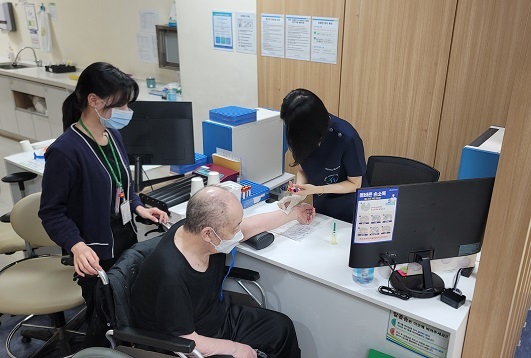 미추홀구가 중증장애인들을 대상으로 장애인 건강검진 활성화 사업을 운영하고 있다. ⓒ 미추홀구 제공