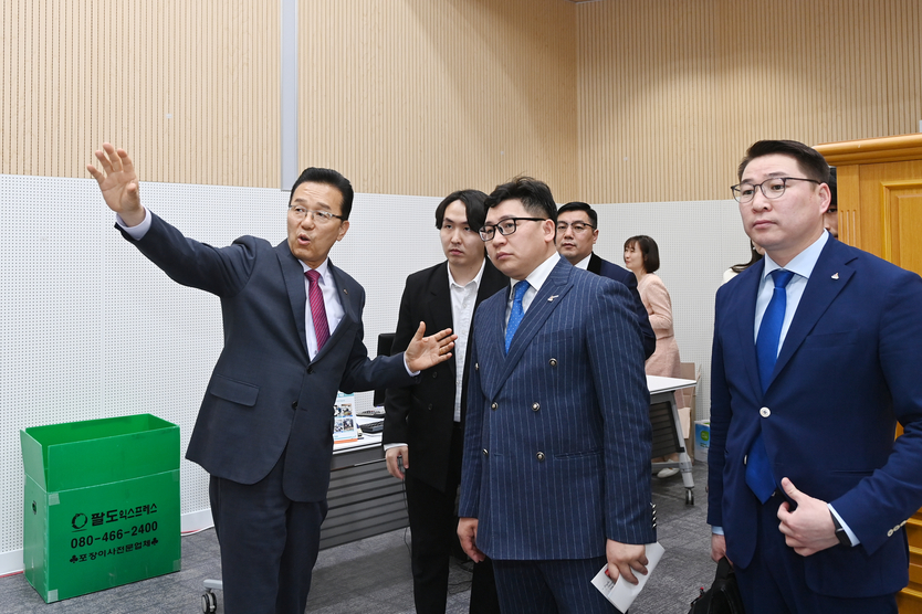 이재호 연수구청장이, 칭길테구 방문단 환영식 및 도서기증식을 가진 후 청사 안내를 하고 있다. ⓒ 연수구 제공