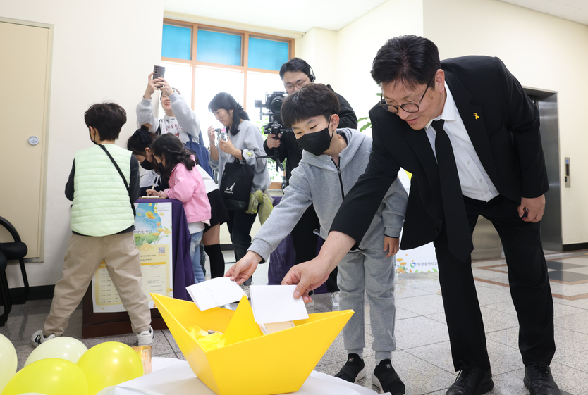도성훈 인천시교육감이, 세월호 참사 10주기 추모 행사 후 추모글을 노란배에 넣고 있다. ⓒ 인천시교육청 제공