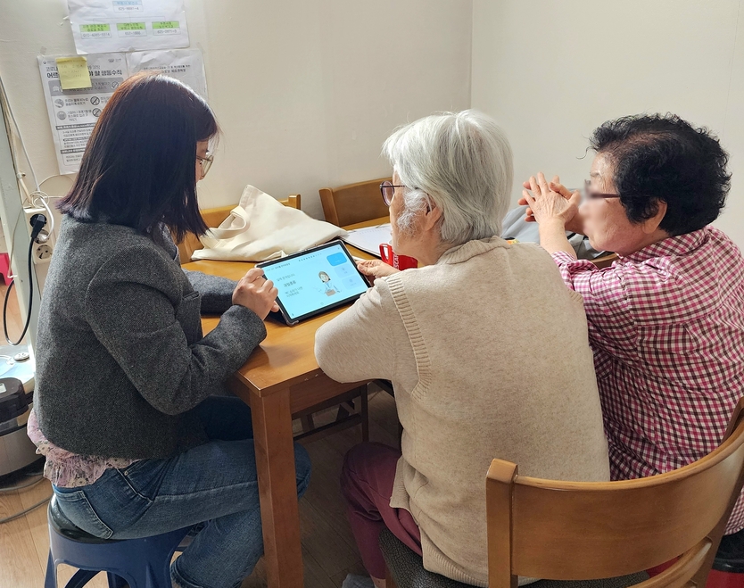 인공지능(AI)을 활용한 치매 선별검사 진행 모습ⓒ부천시제공