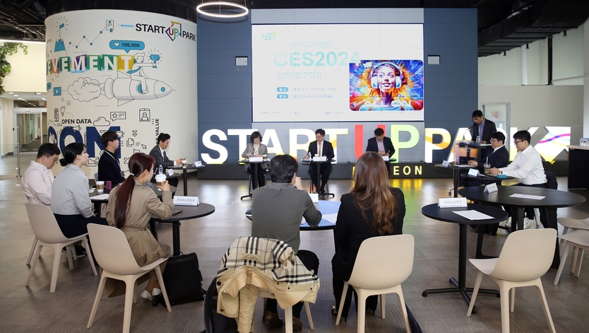 윤원석 인천경제청장이 CES 2024 참가기업 간담회를 진행 하고 있다. ⓒ 인천경제청 제공