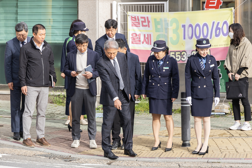 윤환 계양구청장이 안전한 통학로 조성 위해 ‘어린이 교통안전 캠페인’ 실시하며 통학로를 점검하고 있다. ⓒ계양구 제공 