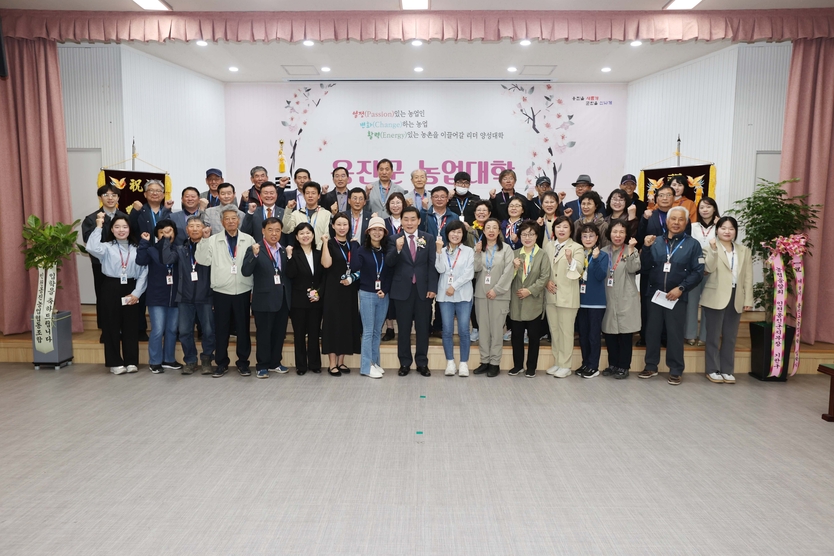 문경복 옹진군수가, 2024년 옹진군농업대 입학식 행사 후 기념촬영을 하고 있다. ⓒ 옹진군 제공