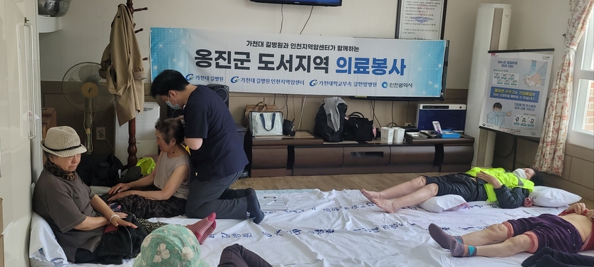 옹진군 덕적도 및 승봉도 주민 대상 무료진료 사업 실시하고 있다 ⓒ 옹진군 제공