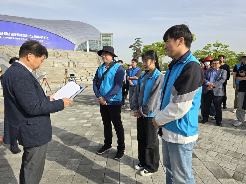 남동구가 ‘제5회 인천시 지적측량 경진대회’에서 최우수 수상 하고 있다. ⓒ 남동구 제공