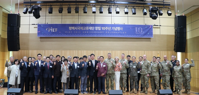 정장선 평택시장이 국제교류재단 창립 10주년 기념행사 후 관계자들과 기념촬영을 하고 있다. ⓒ 평택시 제공