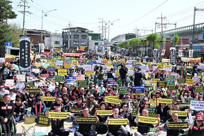 동두천시민들이, 미2사단 캠프케이시 앞에서 시민 총궐기대회 개최하고 있다. ⓒ 동두천시 제공