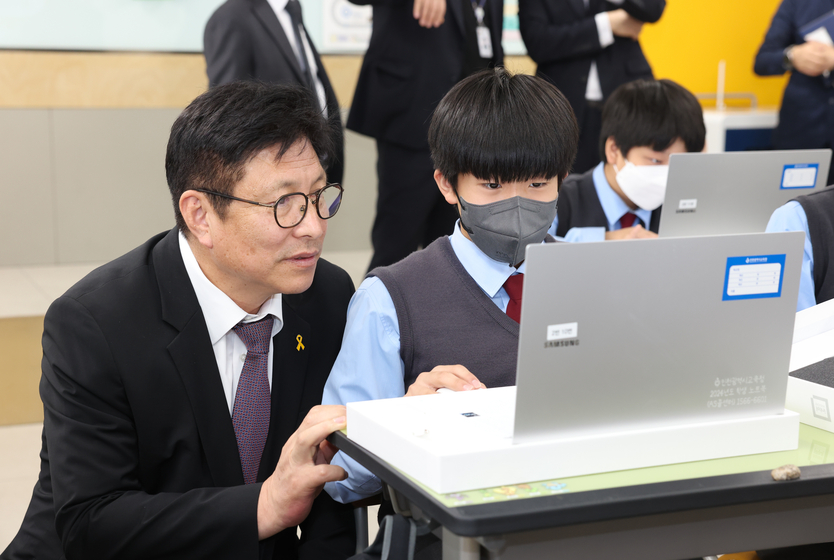 도성훈 인천시교육감, 광성중학교 노트북 보급 현장 방문해 점검을 하고 있다. ⓒ 인천시교육청 제공