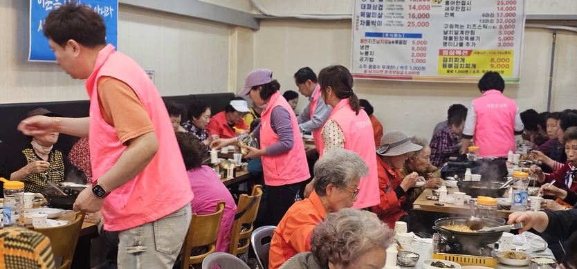 사랑봉사회가 남동구 소재 음식점 전라도이야기에서 남동노인복지관 어르신 50여명을 대상으로 사랑의 점심나눔 봉사활동을 하고 있다.ⓒ사랑봉사회 제공