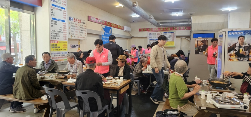 사랑봉사회가 남동구 소재 음식점 전라도이야기에서 남동노인복지관 어르신 50여명을 대상으로 사랑의 점심나눔 봉사활동을 하고 있다.ⓒ사랑봉사회 제공
