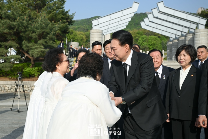 4월 19일 윤석열 대통령은 국립4‧19민주묘지를 찾아 자유민주주의를 위해 헌신한 4·19민주 영령들의 명복을 빌고, 혁명으로 지켜낸 자유민주주의를 더욱 발전시켜 나가겠다고 다짐하며 4·19혁명의 의미를 되새겼다. ⓒ 대통령실 제공