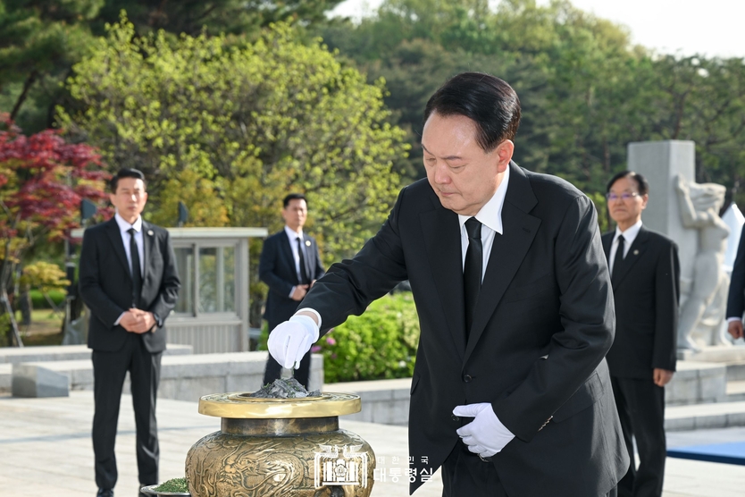 4월 19일 윤석열 대통령은 국립4‧19민주묘지를 찾아 자유민주주의를 위해 헌신한 4·19민주 영령들의 명복을 빌며 분향을 하고 있다. ⓒ 대통령실 제공