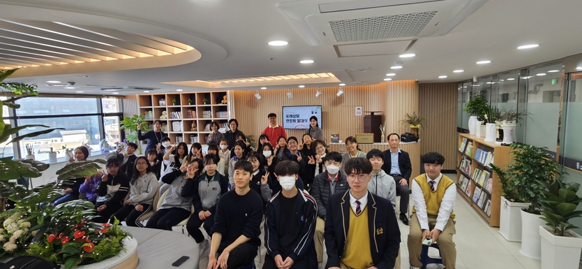 인천동구청소년상담복지센터가 또래상담 연합회 발대식 개최 후 기념촬영을 하고 있다. ⓒ 인천동구 제공