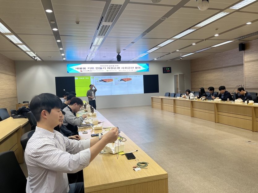인천교통공사 청년보드 새활용 키트 만들기 행사를 진행하고 있다. ⓒ 인천교통공사 제공