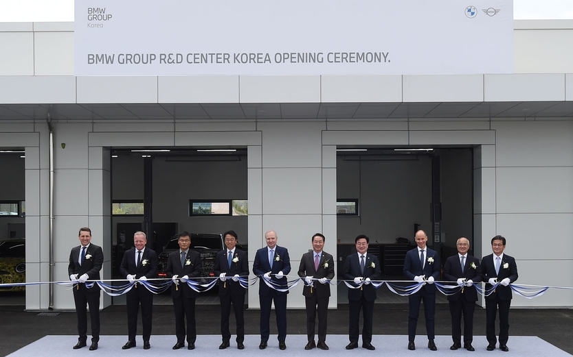 유정복 인천시장이 22일 청라 BMW 그룹 R&D 센터에서 열린 BMW 그룹 R&D 센터 코리아 개소식에서 요헨 골러 BMW 그룹 고객·브랜드·세일즈 부회장 등 참석자들과 테이프 커팅을 하고 있다. 왼쪽부터 베렌트 퀘버 BMW그룹 BMW 브랜드·상품관리 및 커넥티드 총괄 시니어 부사장, 장-필립 파랑 BMW 그룹 아시아-태평양·중동·동유럽·아프리카 지역 총괄 시니어 부사장, 오상호 한국토지주택공사(LH) 청라영종사업본부 본부장, 이용우 인천 서구을 국회의원 당선인, 요헨 골러 BMW 그룹 고객·브랜드·세일즈 부회장, 유정복 인천광역시장, 윤원석 인천경제자유구역청장, 다니엘 보트거 BMW 그룹 완성차 연구개발 총괄 시니어 부사장, 한상윤 BMW 그룹 코리아 대표이사 사장, 석상우 BMW 공식 딜러사 동성모터스 대표.ⓒ 인천시 제공