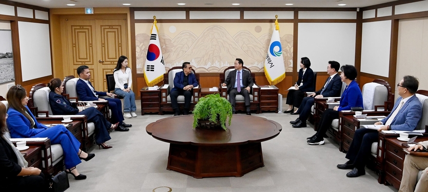 유정복 시장이 22일 시청 접견실에서 필리핀 LCS그룹 샤빗 싱송 회장, 매니 파퀴아오 필리핀 전 상원의원을 만나 협력방안을 논의하고 있다.ⓒ인천시 제공