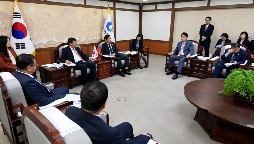 강범석 서구청장이, 중국 선베이신구와 우호협력 강화 비망록 체결전 간담회를 가지고 있다. ⓒ 인천시서구 제공