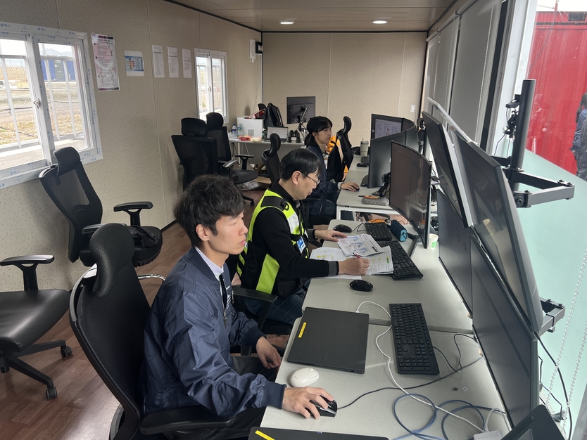 전라남도 고흥항공센터에서 인천공항공사가 UAM 교통관리 시스템을 통해 항공우주연구원이 국내 기술로 개발한 오파브(OPPAV) 기체가 비행하는 모습을 모니터링하고 있다. ⓒ 인천국제공항공사 제공
