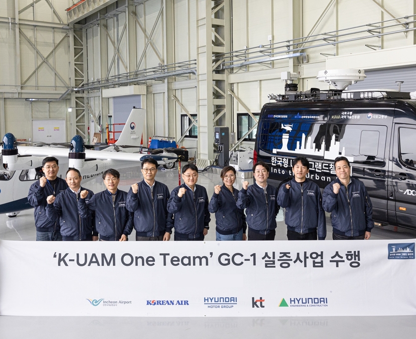 전라남도 고흥항공센터에서 ‘K-UAM 원팀’ 관계자들이 국토교통부 주관의 K-UAM 그랜드챌린지 1단계 실증을 기념하며 촬영을 하고 있다. ⓒ 인천국제공항공사 제공