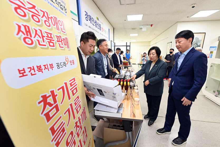 차준택 부평구청장이 부평구, ‘제44회 장애인의 날’기념 장애인생산품 전시 및 물품기부 행사장을 둘러보고 있다. ⓒ 부평구 제공