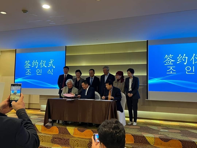  <strong>산동성 행사서 중국 대표와 조인식을 하는 차홍규 한중미술협회 회장</strong>