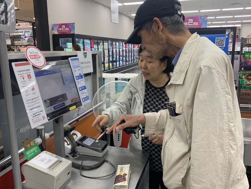부개3동 마을복지계획, 키오스크로 결제하는 생활 스타일을 배워보는 ‘슬기로운 키오스크 생활 ⓒ 부평구제공
