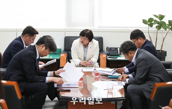 전남도의회 한빛원전 특별위원회가 활동선 등을 논의하고 있다. 