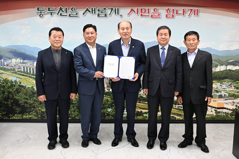박형덕 동두천시장이, 쌀 소비 촉진을 위한 업무협약 체결 후 기념촬영을 하고 있다. ⓒ 동두천시 제공