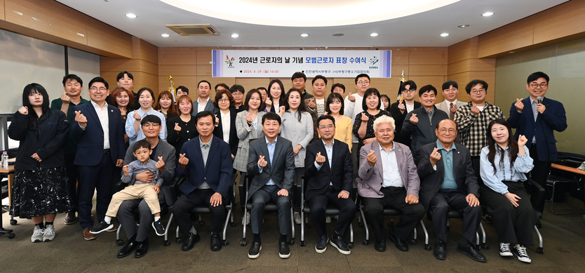 차준택 부평구청장 우림라이온스밸리 세미나실에서 근로자의 날 기념촬영 ⓒ 부평구제공 