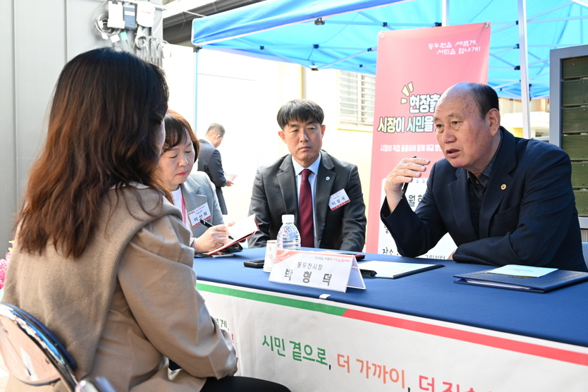 박형덕 동두천시장이, 4월 중 ‘현장 출동, 시장이 시민을 찾아갑니다’ 추진하며 시민과 대화를 나누고 있다. ⓒ 동두천시 제공