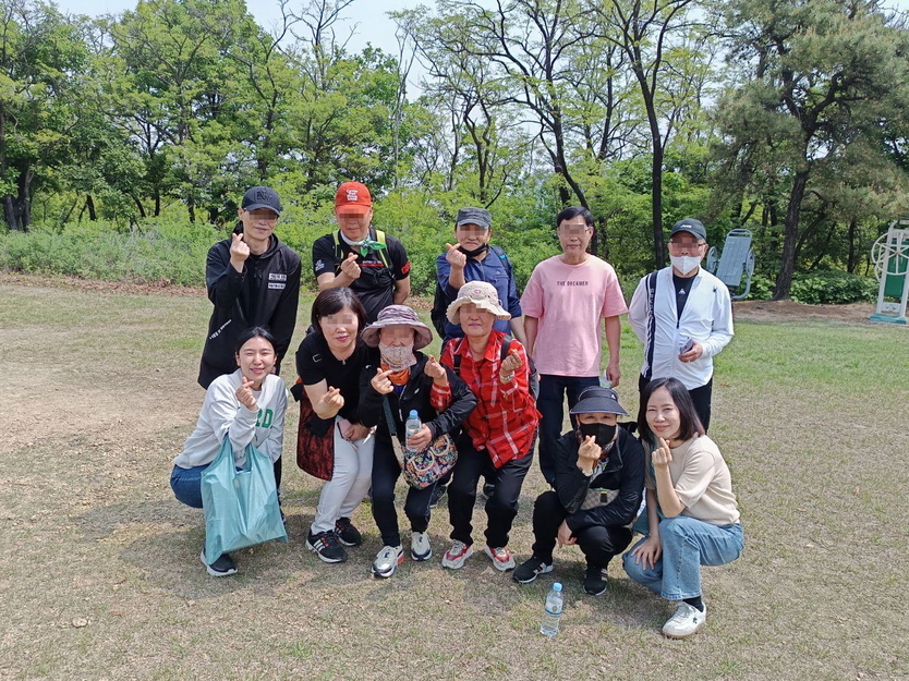 부평3동, 저소득 중·장년 1인 가구와 둘레길 걷기 모임 기념촬영 ⓒ 부평구제공