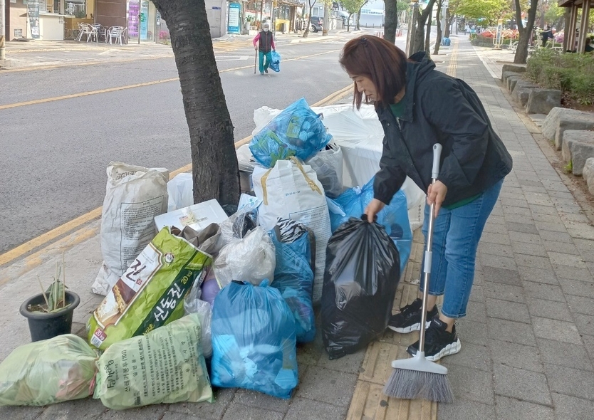쓰레기 무단투기 지역을 점검하는 통장 모습ⓒ 부천시 제공 