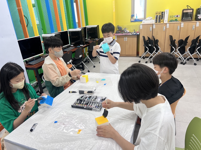  5월 어버이날을 맞아 이색 카네이션 화분 만들기를 하고있는모습 ⓒ 부천시제공