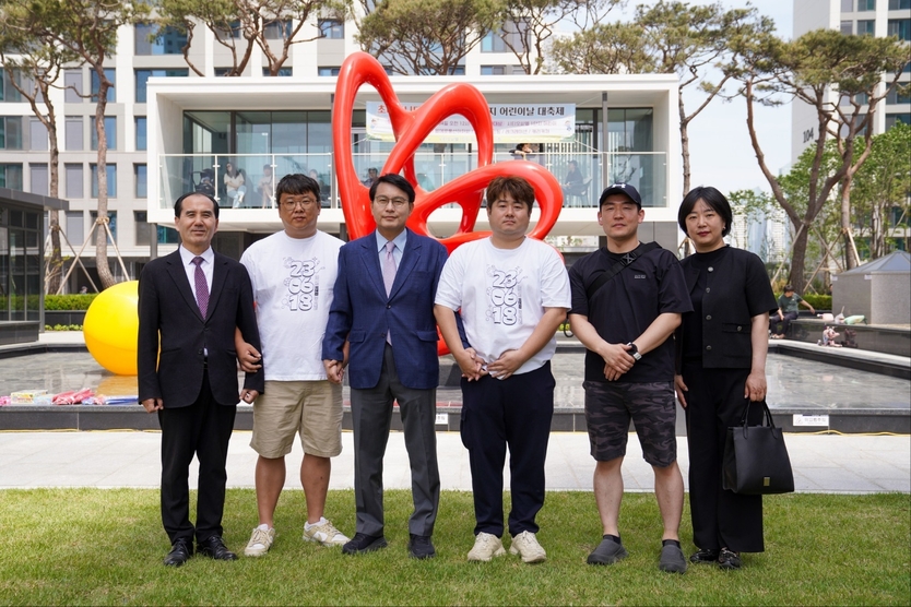 윤상현 의원이 시티오씨엘관계자들과 어린날 기념해 기념촬영을 하고 있다. ⓒ 시티오씨엘 제공