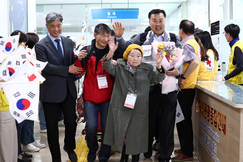 사할린 동포 황순남 할머니의 영주귀국 장면. 최영한 재외동포청 차장(맨 왼쪽)이 영주귀국 동포를 부축하고 입국장을 들어서고 있다. ⓒ 재외동포청 제공