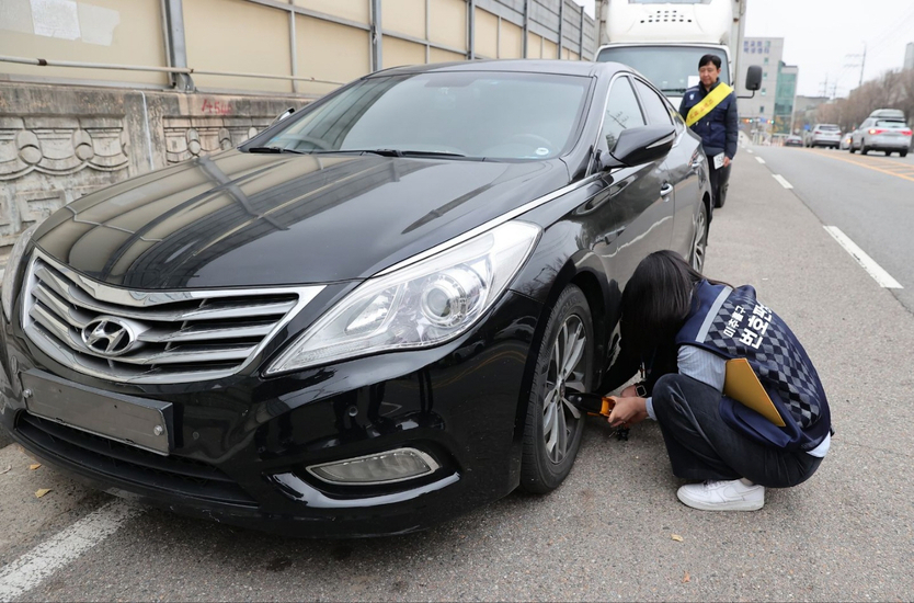 미추홀구가 체납차량 번호판 영치와 운행잠금 장치를 하고 있다. ⓒ 미추홀구 제공