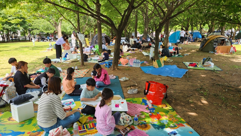 평화사랑 그림그리기 국제 대회 참여자들이 부평공원에서 그림을 그리고 있다.(사진=IWPG 글로벌 9국)