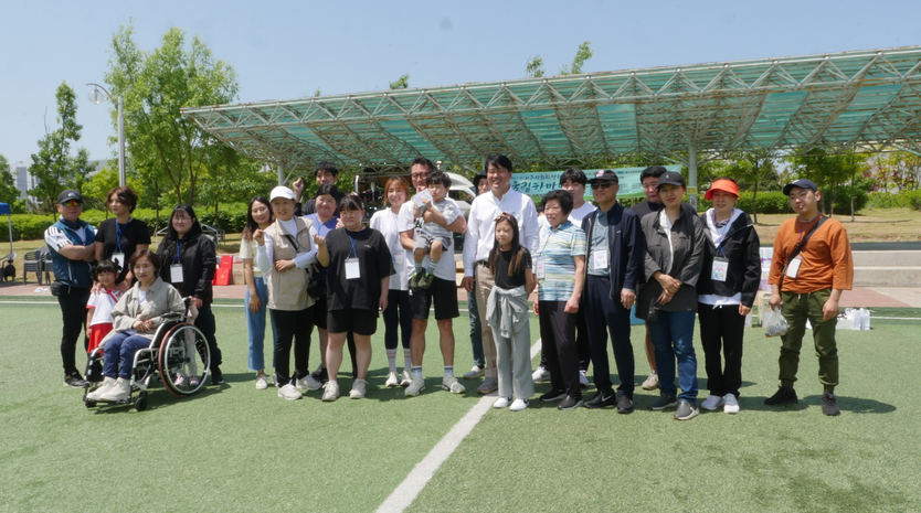 강범석 서구청장이 관계자들과 제2회 서구사회적경제 어울림 한마당 단체촬영을 가지고 있다. ⓒ 인천사회적경제 제공