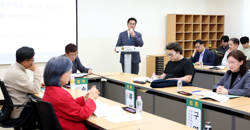 인천대가 인천시의회 별관 3층에서 “인천의 문화예술 생태계 현황과 활성화 방안 모색”이라는 주제로 토론회를 개최 후 기념촬영을 하고 있다. ⓒ 인천대 제공