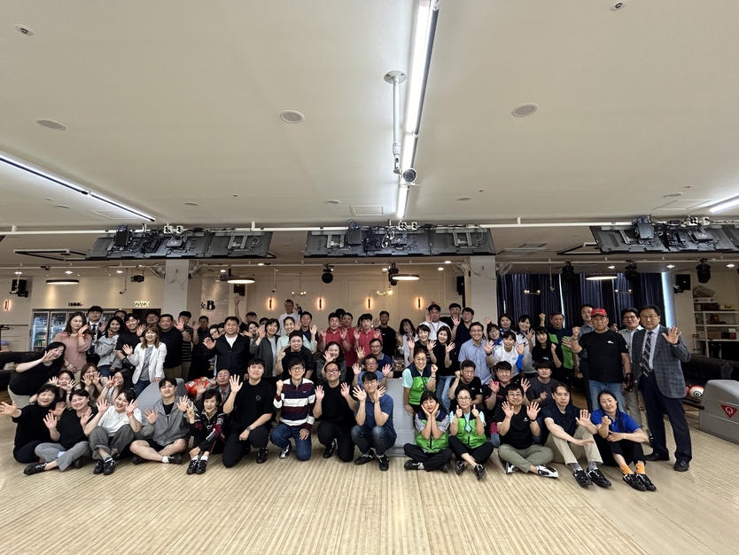2024평택사회복지볼링대회 "어쩌다스트라이크"를 개최 후 기념촬영을 하고 있다. ⓒ 평사복 제공