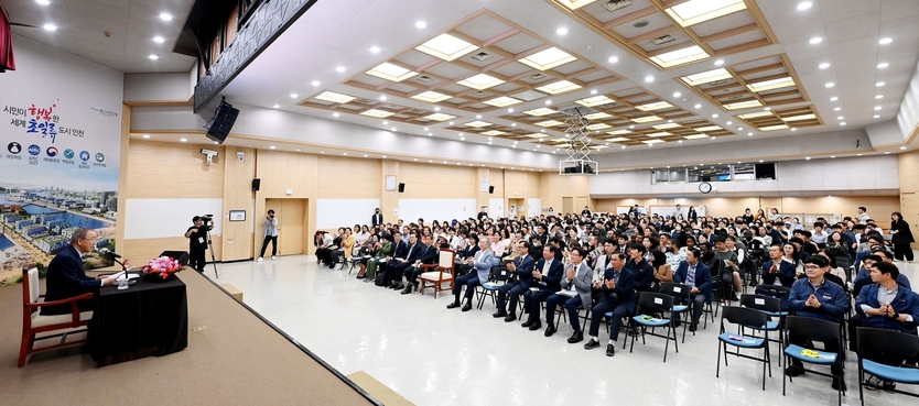 반기문 제8대 UN사무총장이 24일 시청 대회의실에서 '기후위기와 탄소중립, 지방정부 역할'을 주제로 특강을 하고 있다. ⓒ 인천시 제공