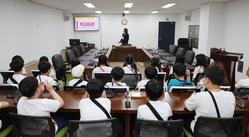 남동구의회가, 장아초교 4학년학생 200여명을 대상으로 남동구의회 견학프로그램을 가지고 있다.ⓒ 남동구의회 제공
