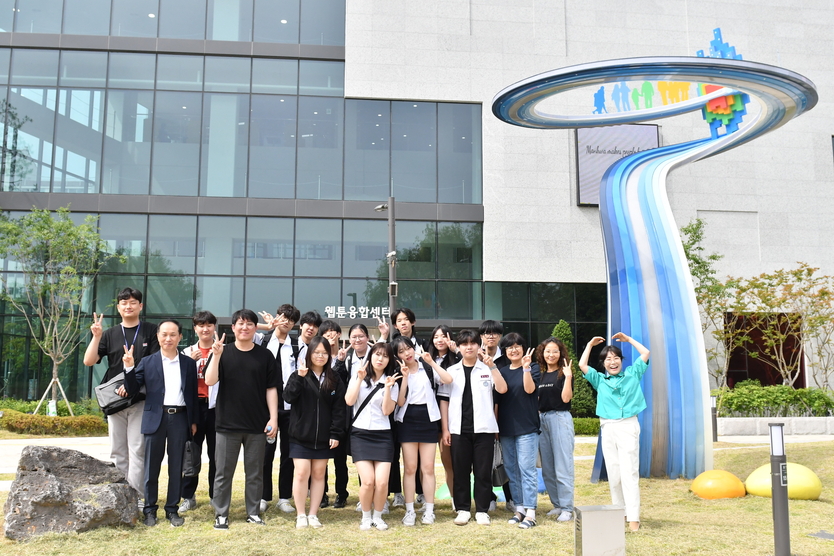부천시는 경기경영고등학교 학생들을 대상으로 웹툰융합센터의 우수 입주기업인 ‘크리에이티브섬’의 진로체험을 진행했다 ⓒ 부천시 제공